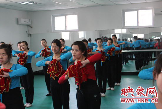 舞蹈室里，張巧英正在糾正學(xué)生的舞蹈動作