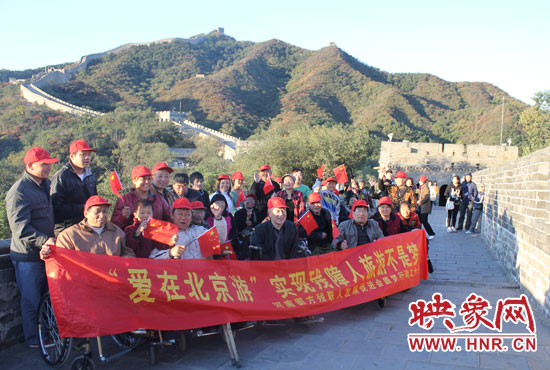 旅游對于殘疾人朋友來說比正常人要困難許多，2011年，劉小琴帶領(lǐng)殘障朋友登上了長城。