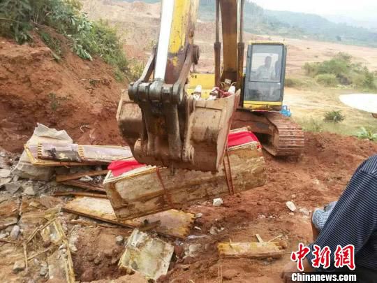 圖為“官墓”被移走。　嚴(yán)初 攝