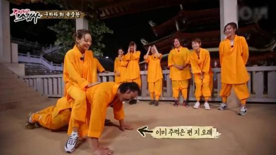 陸重烷接受懲罰做俯臥撐，女星具荷拉坐其背上。