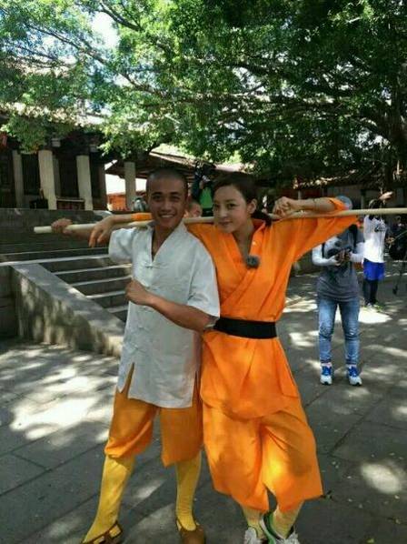 這些參加節(jié)目的女星當(dāng)中既有歌手，又有演員，都是時(shí)尚年輕且受歡迎的女星。