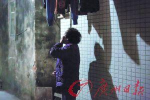 女姐在講述自己老伴幾年前在保姆的“照料”下去世的經(jīng)歷，神色悲傷。廣州日?qǐng)?bào)記者陳憂(yōu)子