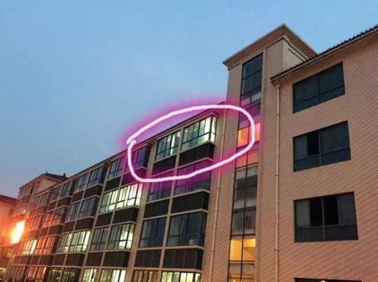 就在這間教室，吳老師在監(jiān)考中過(guò)世。