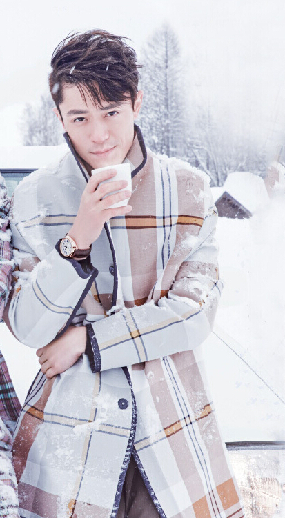 胡歌和霍建華為雜志拍攝了一組封面照，二人穿著同款風(fēng)衣，在白雪中端著咖啡，恩愛“虐狗”