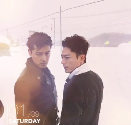 胡歌和霍建華為雜志拍攝了一組封面照，二人穿著同款風(fēng)衣，在白雪中端著咖啡，恩愛“虐狗”