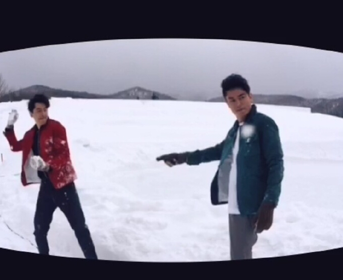 胡歌和霍建華為雜志拍攝了一組封面照，二人穿著同款風(fēng)衣，在白雪中端著咖啡，恩愛“虐狗”