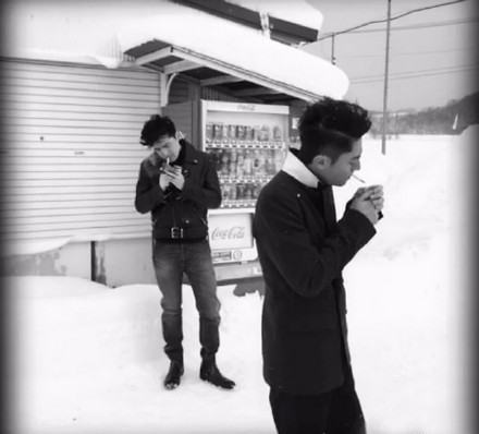 胡歌和霍建華為雜志拍攝了一組封面照，二人穿著同款風(fēng)衣，在白雪中端著咖啡，恩愛“虐狗”