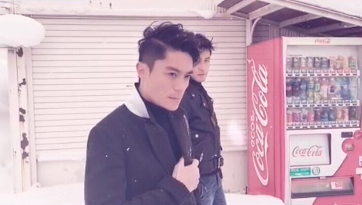 胡歌和霍建華為雜志拍攝了一組封面照，二人穿著同款風(fēng)衣，在白雪中端著咖啡，恩愛“虐狗”