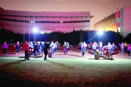 昨晚，松江體育場秩序井然，兩隊廣場舞被有序地分散在了不同區(qū)域。