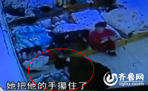 孩子午睡時候睜眼，老師攥住孩子的手，打臉。