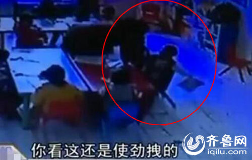 孩子上課時被老師拖拽。（紅圈中拿書者系孩子）