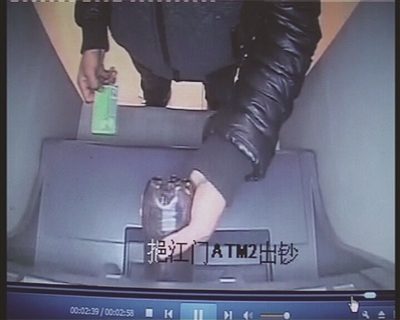 男子將可樂倒進取款機。