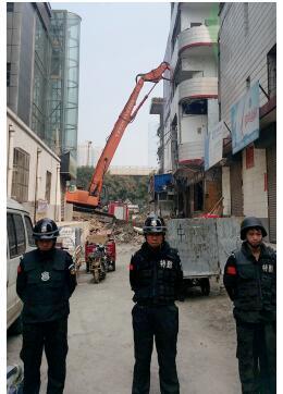 根據(jù)《太原市和小 店區(qū)平陽路街道親賢城中村改造拆遷安置補(bǔ)償方案》，結(jié)合親賢實(shí)際，親賢社區(qū)補(bǔ)償安置采取“商業(yè)用房安置+小戶型公寓住宅安置+貨幣補(bǔ)償”的方式，其中每分 （0.1 畝）置換商業(yè)用房50平方米+小戶型公寓住宅80平方米+貨幣補(bǔ)償20萬元人民幣。（拍攝：2015年9月17日）