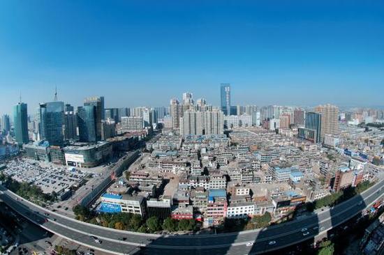 經(jīng)過4個(gè)多月的推進(jìn)，親賢社區(qū)的拆遷工作進(jìn)展緩慢，原定于2015年10月底完成的拆遷，在10月中旬時(shí)仍停留在對(duì)部分住戶進(jìn)行插花式拆除。(拍攝：2015年10月16日)