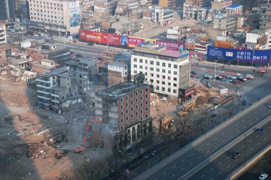 在“拆遷獎(jiǎng)勵(lì)”等一系列政策的激勵(lì)下，親賢社區(qū)的改造步伐明顯加快。2015年12月初，親賢社區(qū)簽訂拆遷協(xié)議 374份，簽約率達(dá)90%，西北片區(qū)實(shí)現(xiàn)了拆遷大突破。(拍攝：2015年12月20日)