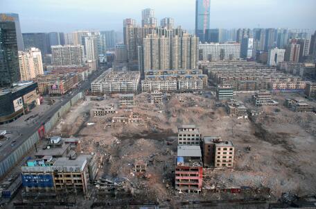 2016年元旦假期后的第一個(gè)工作日，記者從長風(fēng)大街某高樓俯瞰正在拆遷中的親賢西北片區(qū)。經(jīng)過半年多推進(jìn)，這一片區(qū)只留下十余處建筑等待拆除。(拍攝：2016年1月4日)