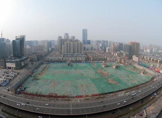 2016年4月，經(jīng)過持續(xù)攻堅(jiān)，親賢社區(qū)西北片區(qū)的拆遷工作基本告一段落，但在鋪設(shè)了防塵綠網(wǎng)的空地中，至今仍有3戶居民選擇了“堅(jiān)守”。(拍攝：2016年4月4日)