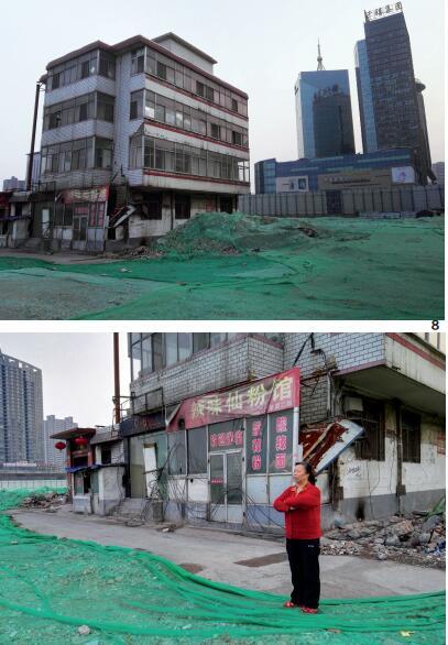 65歲的韓老太太是別人眼中的“釘子戶”，至今仍居住在斷水、斷電的老宅中。她的房產(chǎn)占地面積3分多，建有樓房4層，按照補(bǔ)償標(biāo)準(zhǔn)可以拿到400余萬元補(bǔ)償，但她還是擔(dān)心以后的日子沒著落，稱要繼續(xù)堅(jiān)持下去。在她房子的右后側(cè)，是親賢社區(qū)旗下千禧集團(tuán)的豪華辦公樓。