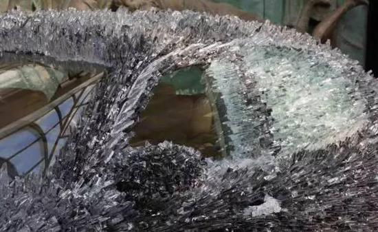 驚！車主用玻璃渣改裝瑪莎拉蒂