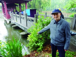 商老說，他就是在這兒把孩子拽上岸的