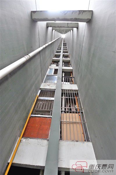 小孩就是從這幢樓的21樓墜下來的。