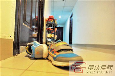 出事小孩的鞋子凌亂地?cái)[放在自家門前。