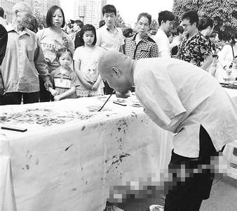 黃國富在作畫。資料照片