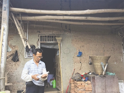 徐某父親說(shuō)起兒子偷渡的事情，有些難以開(kāi)口。