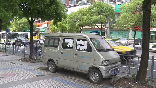 被棄置在人行道上的面包車。