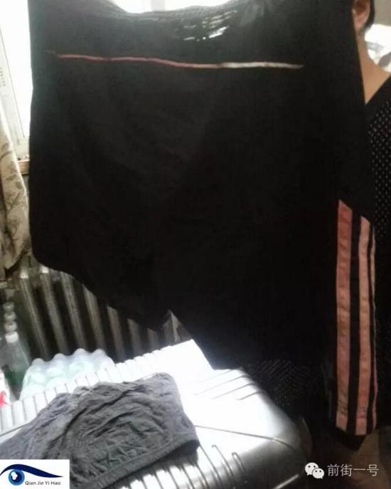 李律師所穿褲子也沾染血跡。