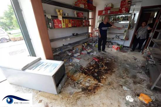 家里小賣部現(xiàn)在已經(jīng)一片混亂。