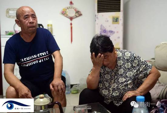 李亞榮的公婆談及李亞榮時(shí)淚流不止。