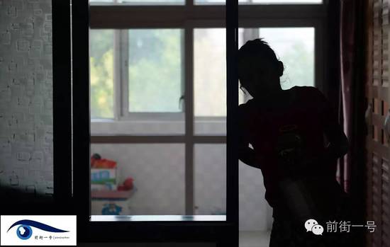 小金扶腰站在家中。