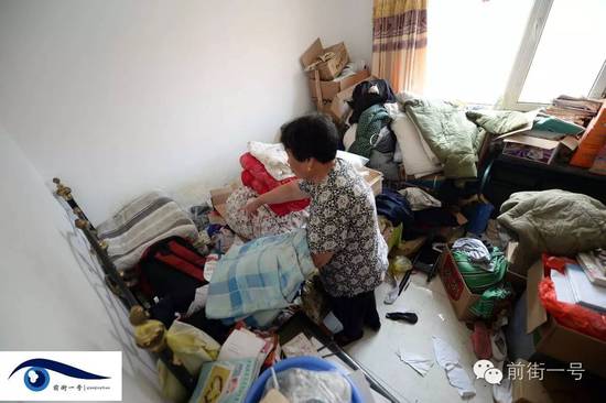 李亞榮的婆婆在收拾房間。