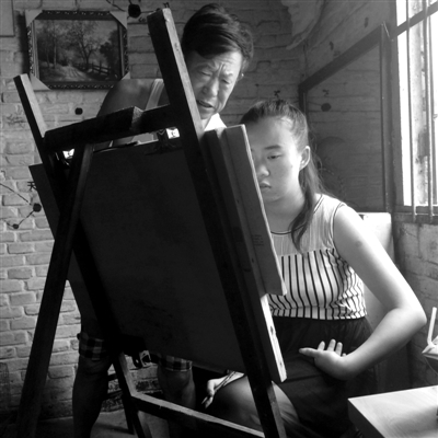 　女兒畫畫，父親在一旁指導(dǎo)