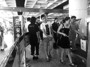 南京地鐵新街口站，大多數(shù)市民自覺配合安檢