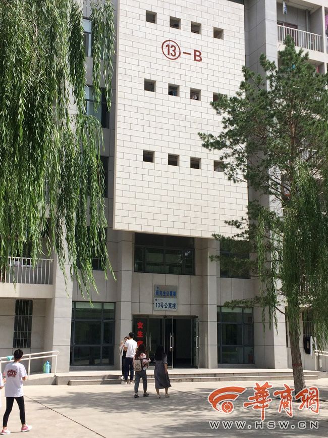 8月30日，榆林學院有學生發(fā)微博對女生宿舍樓住進男生提出質(zhì)疑。9月3日，學校宣傳部門回應(yīng)，女生宿舍樓里確實住著3名男研究生，但該樓的格局是套間，跟單元房一樣是獨立的，大學應(yīng)有包容的精神。