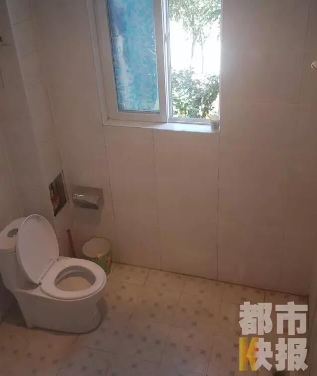 西安市戶縣草堂鎮(zhèn)的李家?guī)r村，有多戶人家經(jīng)營著農(nóng)家樂，但昨晚發(fā)生的這件事情打破了這里的寧靜。村民：“縣上的、鎮(zhèn)上的警察，還有村干部好多人在那兒，說是女的在衛(wèi)生間生產(chǎn)，把娃從窗子扔下來。”農(nóng)家樂員工：“(聽說)直接從二樓扔下來了，呀，太殘忍了。”昨晚的事，很多人今早才聽說，震驚之余更感到惋惜。記者今天在高冠西五巷口找到了大家所說的農(nóng)家樂，一夜過去了，作為和那名女顧客有過交集的老板娘，心情仍然很沉重。