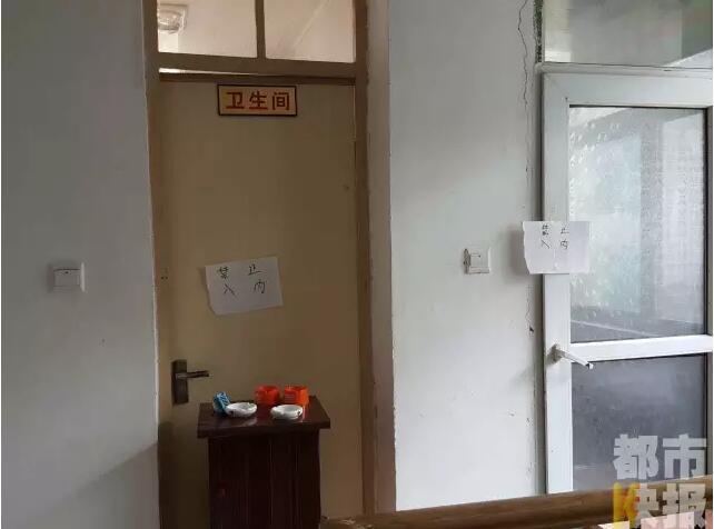 當(dāng)馮女士走出大門，繞到院子的側(cè)面時，衛(wèi)生間窗戶下方草叢中的一幕，讓她驚出了一身冷汗。農(nóng)家樂老板娘馮女士：“就是孩子，旁邊帶著胎盤?！弊蛲硎稽c(diǎn)半事發(fā)后，馮女士報了警，很不幸，男嬰已經(jīng)死亡。涉及的兩個房間，暫時被封鎖，里面已經(jīng)清理干凈。隨后記者也從轄區(qū)草堂派出所了解到，這兩男一女三人是朋友關(guān)系，女子的年齡大概是二十二三歲。該女子事發(fā)后被送往醫(yī)院，同行的兩名男子當(dāng)時被警方帶去派出所接受了筆錄調(diào)查后，已經(jīng)離開了派出所。