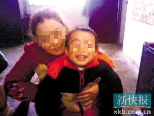 程女士生前和小孩開(kāi)心玩耍。家屬供圖