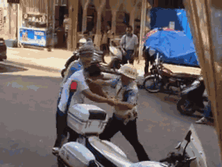 嫌疑男子涉嫌無證駕駛摩托車，且車輛違規(guī)加裝遮陽傘并在行駛時(shí)不戴安全頭盔，辱罵毆打執(zhí)法交警。 本文圖片均來自 廣西梧州在線警務(wù)