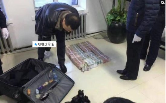 京華時(shí)報(bào)訊昨天凌晨1點(diǎn)左右，黑龍江省密山市一銀行金庫(kù)發(fā)生搶劫案。一名身穿迷彩服男子準(zhǔn)備劫取現(xiàn)金時(shí)被發(fā)現(xiàn)，致一名金庫(kù)值守人員死亡，隨后棄款而逃。目前，該男子尚未歸案，案件正在全力偵辦中。