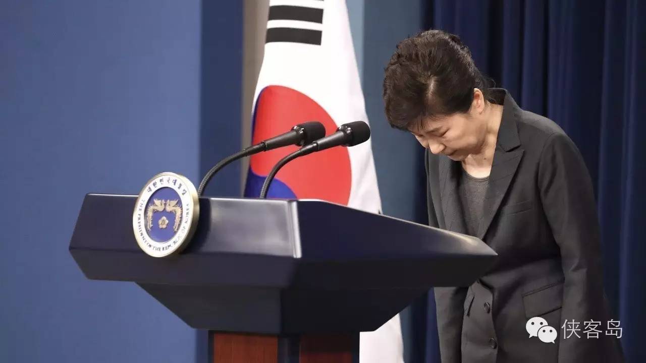 “任憑風(fēng)吹浪打，我自巋然不動”，樸槿惠對于這句詩應(yīng)該是心有戚戚焉。