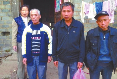 已被判死緩、在獄中服刑的4個(gè)村民的家人一直在為兒子喊冤。圖片來自網(wǎng)絡(luò)