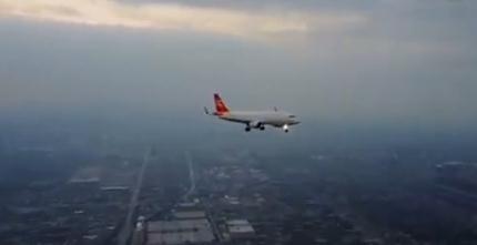 操縱無(wú)人機(jī)拍攝客機(jī)飛行 操縱無(wú)人機(jī)拍攝客機(jī)飛行