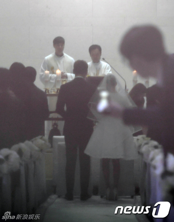 金泰?；槎Y照曝光 穿短裙手挽Rain做彌撒