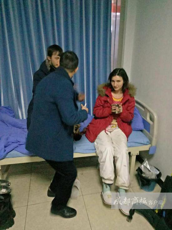王利鑫說，醫(yī)院工作人員考慮到他們遠(yuǎn)道而來，于是給他們倒上熱水，并試圖打手勢交流。但費(fèi)了好大勁，也沒辦法搞明白對方的情況，只好向社區(qū)民警求助。翠屏區(qū)西城派出所兩位民警迅速趕到，但雙方仍然語言不通，無法交流。民警見兩名年輕人并無惡意，只好離開了。折騰到晚上10點(diǎn)左右，還是沒辦法溝通。而醫(yī)院作為醫(yī)療機(jī)構(gòu)，又不能留宿不明來歷的外國人。王利鑫只好帶著懂英語的女婿趕到，交流得知對方是一對來自俄羅斯的小夫妻。“他們說到中國‘窮游’，打算從成都到昆明，結(jié)果坐順風(fēng)車來到了宜賓，卻沒錢住賓館?！蓖趵胃嬖V成都商報(bào)客戶端記者，兩個(gè)年輕人不懂漢語，正好看到中山醫(yī)院標(biāo)識，就闖進(jìn)來打算求宿一晚。
