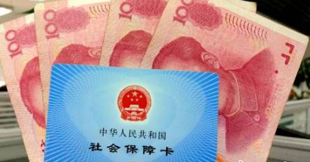 從今年1月1日開(kāi)始，原有的失業(yè)保險(xiǎn)費(fèi)率是1.5%的有22個(gè)省份，包括新疆生產(chǎn)建設(shè)兵團(tuán)，可以在確保失業(yè)保險(xiǎn)金按時(shí)足額發(fā)放、穩(wěn)崗補(bǔ)貼順利實(shí)施的基礎(chǔ)上，可以降低0.5個(gè)百分點(diǎn)。個(gè)人的費(fèi)率不超過(guò)單位的費(fèi)率。