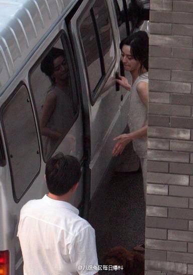 范冰冰穿睡衣遛狗 被指披個"麻袋"也很美 范冰冰穿睡衣遛狗 被指披個"麻袋"也很美