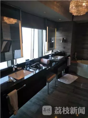 何女士表示無(wú)意中看到淋浴間外側(cè)的玻璃映射出幾個(gè)人影。